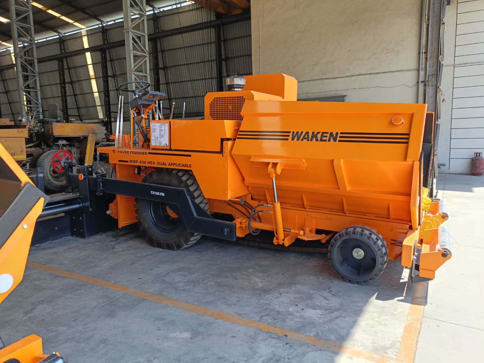 ROAD PAVER FINISHER